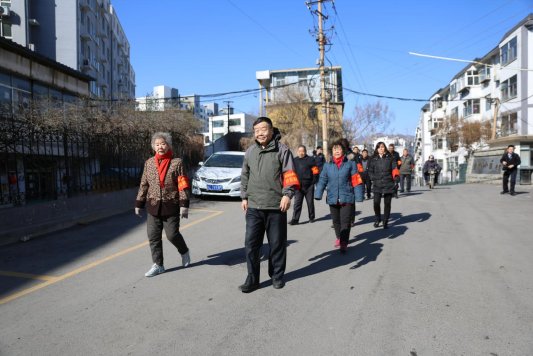 社区平安义警参与巡逻